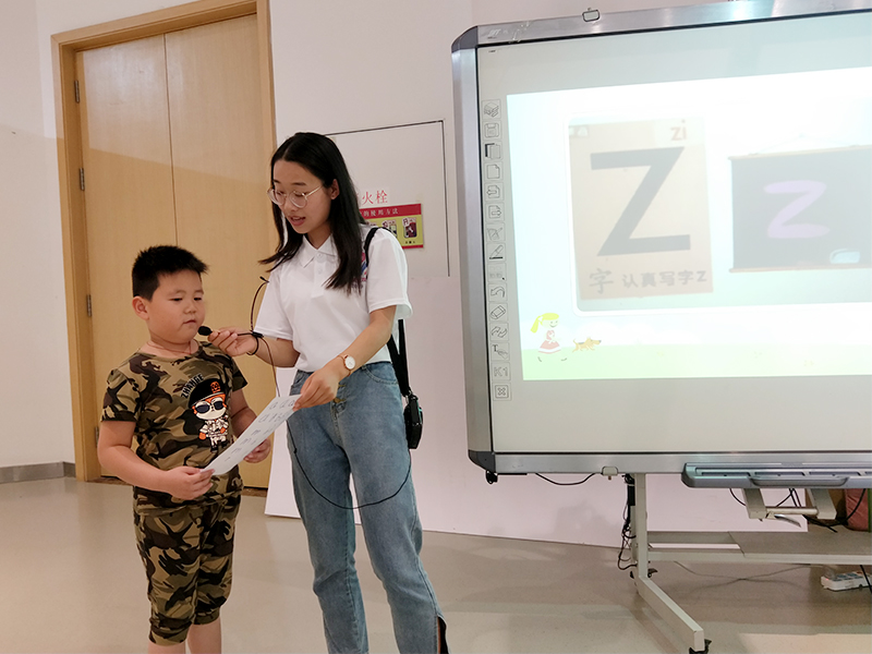 0-4小朋友上台展示拼音基础并由志愿者为其纠正发言.jpg 0-4小朋友上台展示拼音基础并由志愿者为其纠正发言.jpg